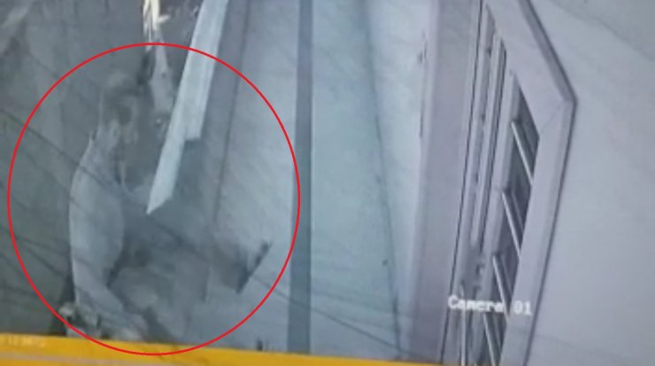 Oturduğu mermer kırılınca 3 metreden düşüp öldü