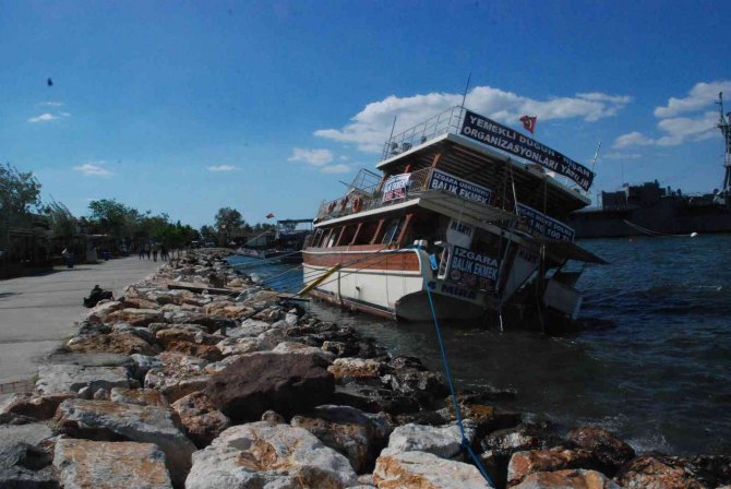 Şiddetli rüzgar tekneyi devirdi