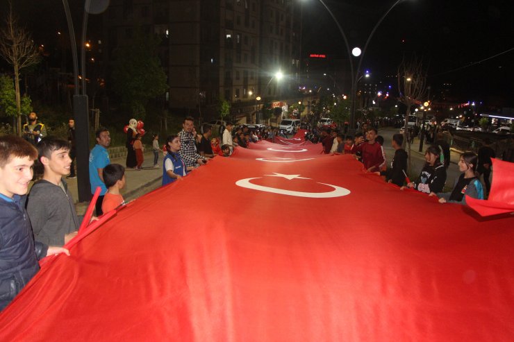 Şırnak’ta 103 metrelik Türk bayrağıyla fener alayı