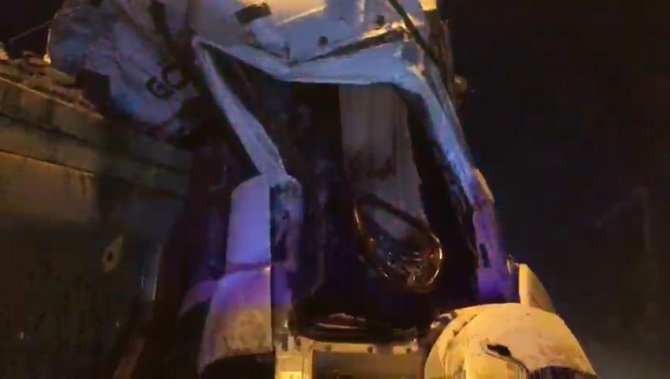 Taş yüklü kamyonlar çarpıştı taştı: 1 yaralı