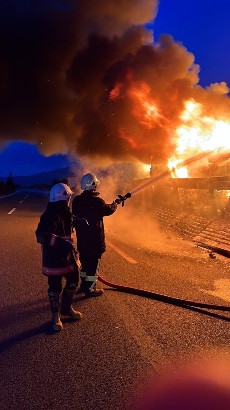 TIR'ın dorsesindeki plastik atıklar yandı