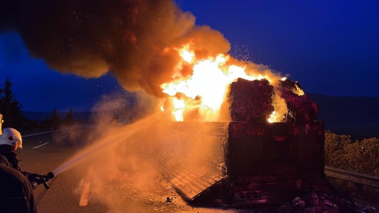 TIR'ın dorsesindeki plastik atıklar yandı