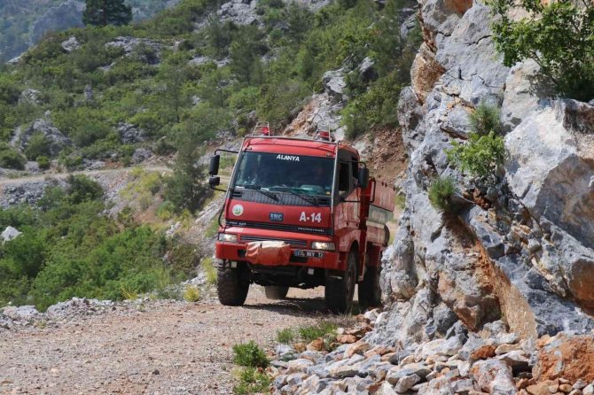 yangına helikopter, 200 işçi ve 22 arazözle müdahale ediliyor