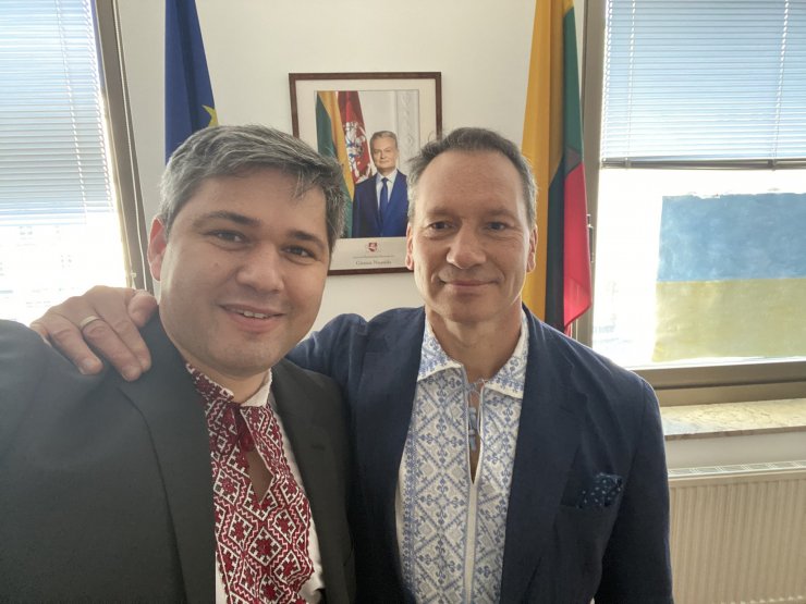 Zelenski, Vışıvanka Günü sebebiyle işlemeli gömleğini giydi