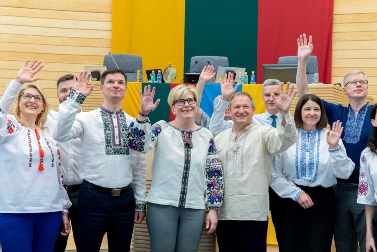 Zelenski, Vışıvanka Günü sebebiyle işlemeli gömleğini giydi