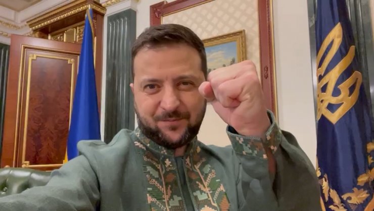 Zelenski, Vışıvanka Günü sebebiyle işlemeli gömleğini giydi