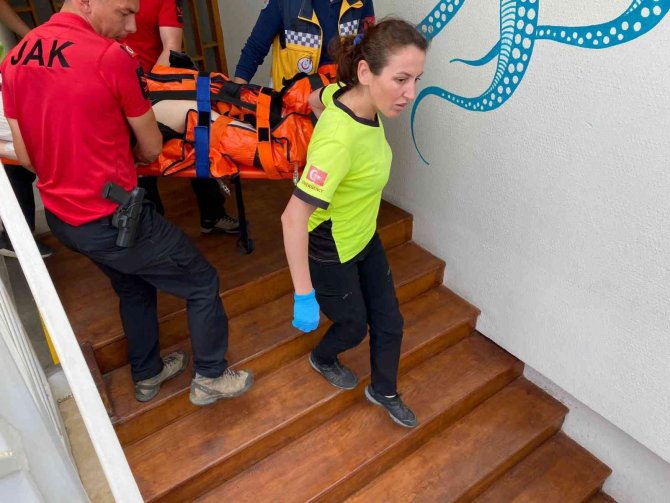 Acemi paraşütçü eğlence mekanının çatısına düştü