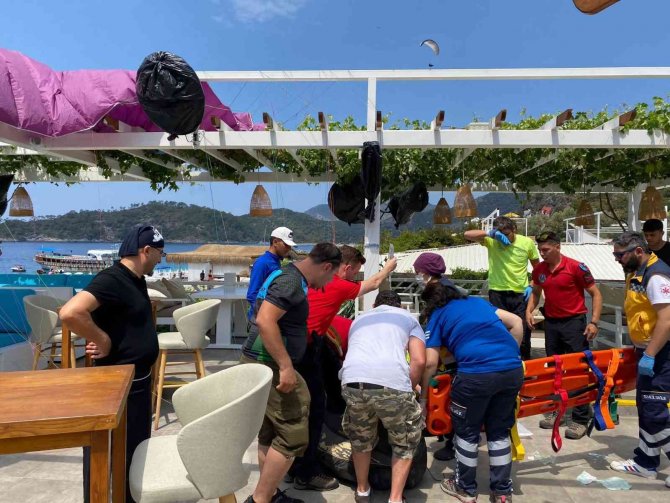 Acemi paraşütçü eğlence mekanının çatısına düştü