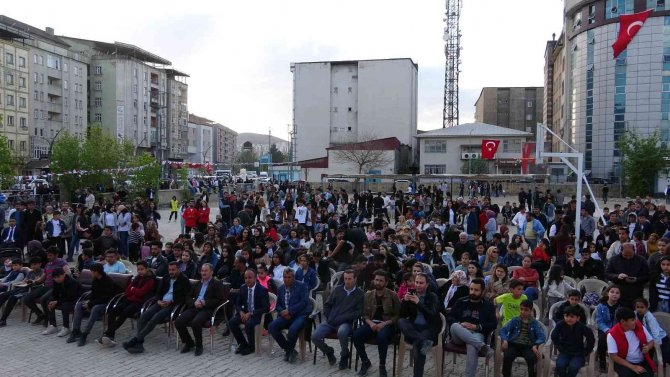 Açık hava konseri renkli görüntüler oluşturdu