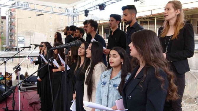 Açık hava konseri renkli görüntüler oluşturdu