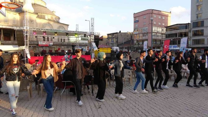 Açık hava konseri renkli görüntüler oluşturdu