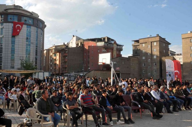 Açık hava konseri renkli görüntüler oluşturdu