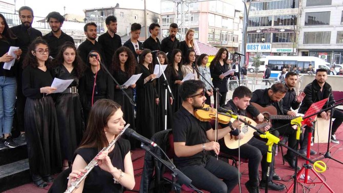 Açık hava konseri renkli görüntüler oluşturdu