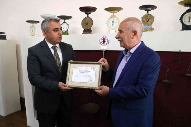 Asırlık terazileriyle hayalini kurduğu sergiyi açtı