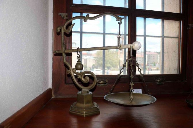 Asırlık terazileriyle hayalini kurduğu sergiyi açtı