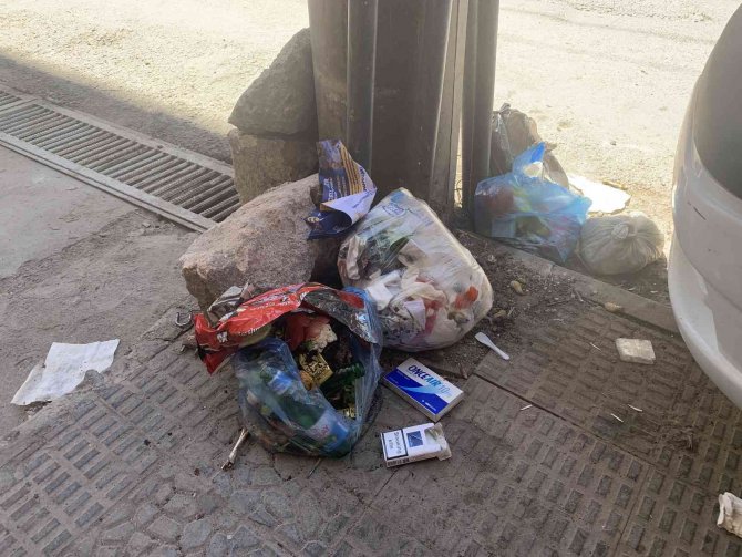Bu sokakta çöpler duvara asılıyor