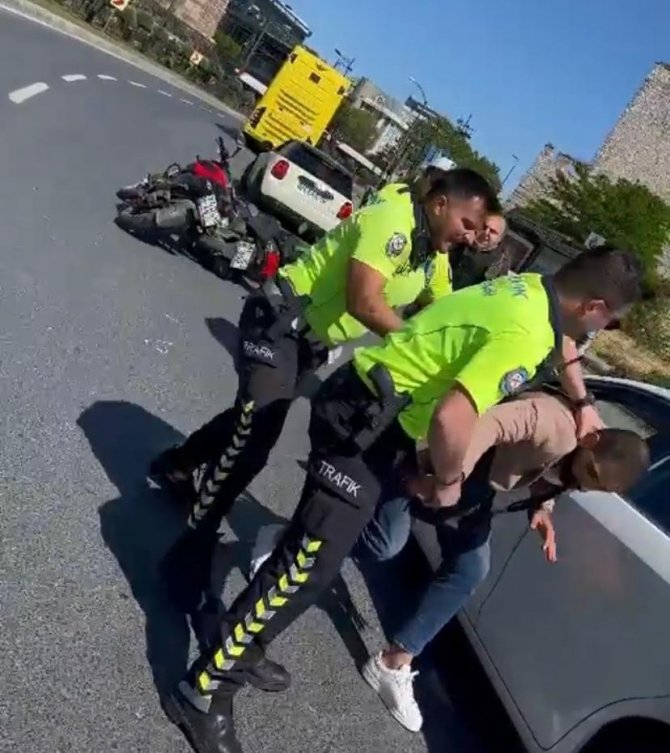 Fatih’te kavga eden sürücüleri trafik polisleri zor ayırdı