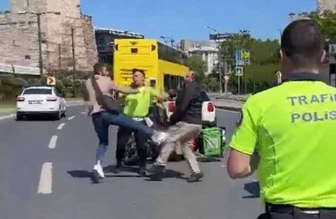 Fatih’te kavga eden sürücüleri trafik polisleri zor ayırdı
