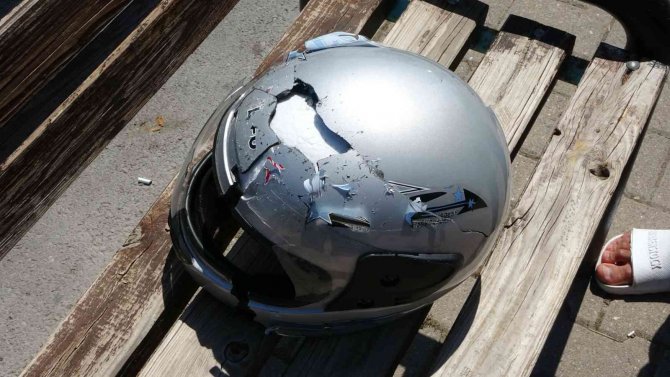 Kazada yaralılar şemsiye ile güneşten korundu