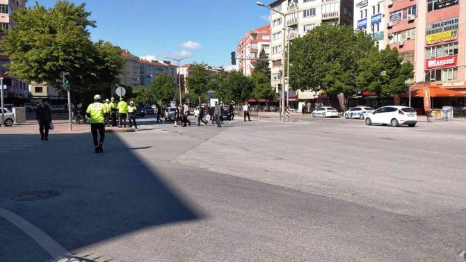 Kırmızı ışık ihlali yapan minibüs yayaya çarptı