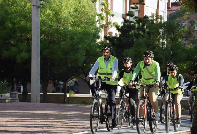 Konya’da öğrenciler okullarına güvenli bisiklet yolu ile gidiyor