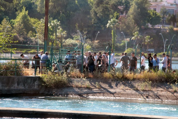 Nehre giren 2 genç kayboldu