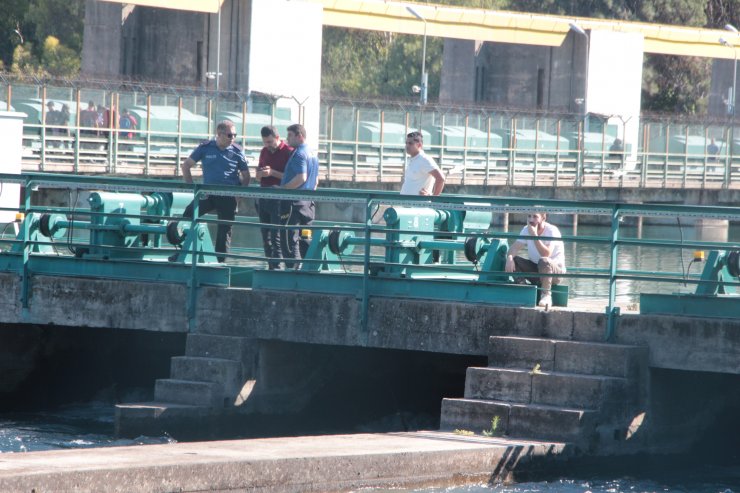 Nehre giren 2 genç kayboldu