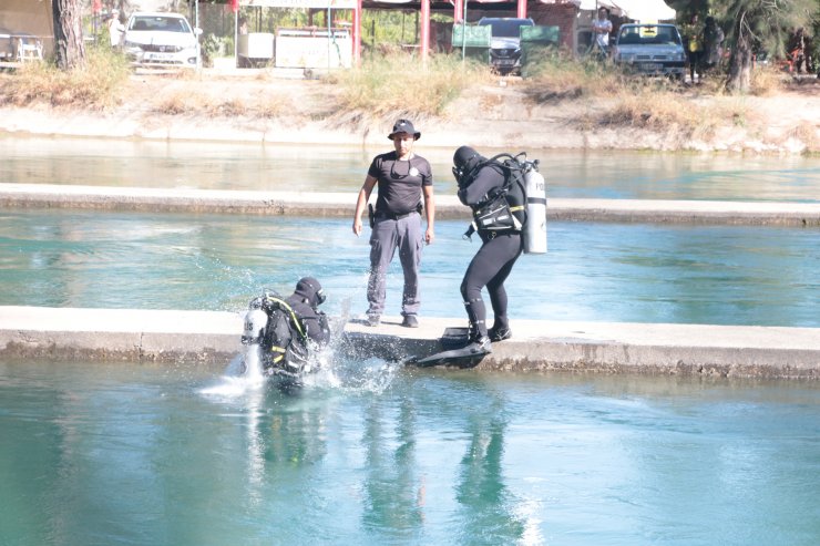 Nehre giren 2 genç kayboldu
