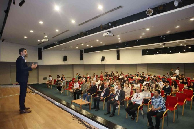 Öğrenciler sordu, iş dünyası cevapladı: ‘Dijital dönüşümden korkmamalıyız’