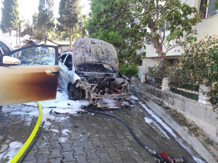 Otomobil alev alev yandı