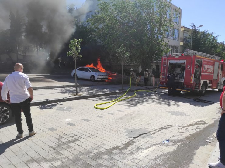 Otomobil alev alev yandı 