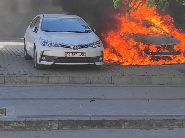 Otomobil alev alev yandı