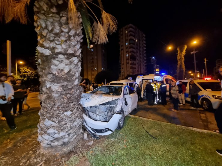 Polis aracıyla otomobil çarpıştı: 1'i polis 4 yaralı