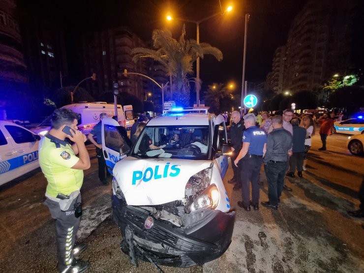Polis aracıyla otomobil çarpıştı: 1'i polis 4 yaralı