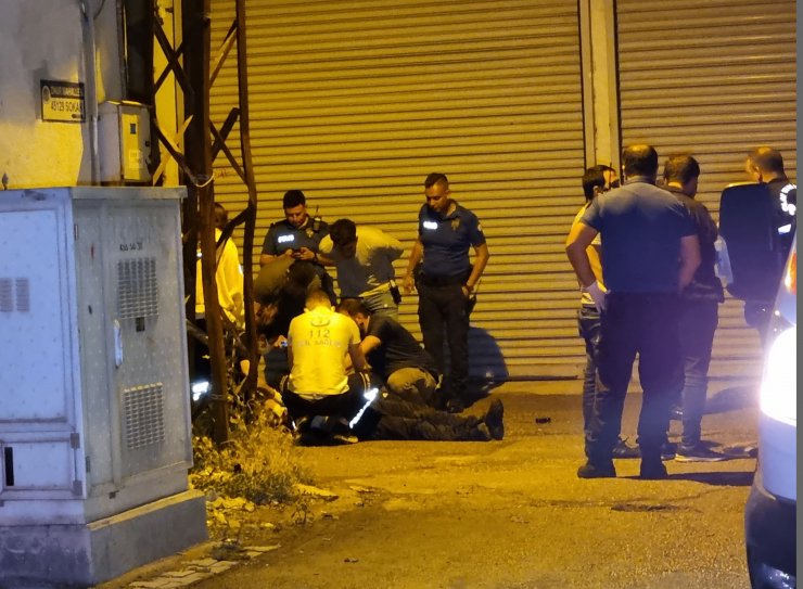 Sokak ortasında çıkan silahlı kavgada başından vurularak öldürüldü