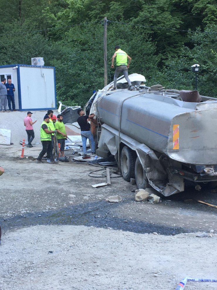Su tankerinin güvenlik kulübesinin üzerine devrildiği kazada ölü sayısı 2’ye yükseldi