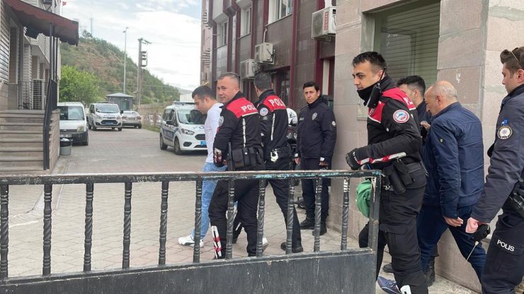 Tartıştığı kişiyi bıçakla yaralayan şüpheli, geldiği meydanda yakalandı