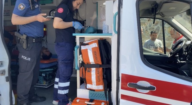 Ticari araç bariyerlere saplandı: 2 yaralı