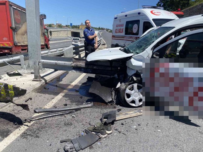 Ticari araç bariyerlere saplandı: 2 yaralı