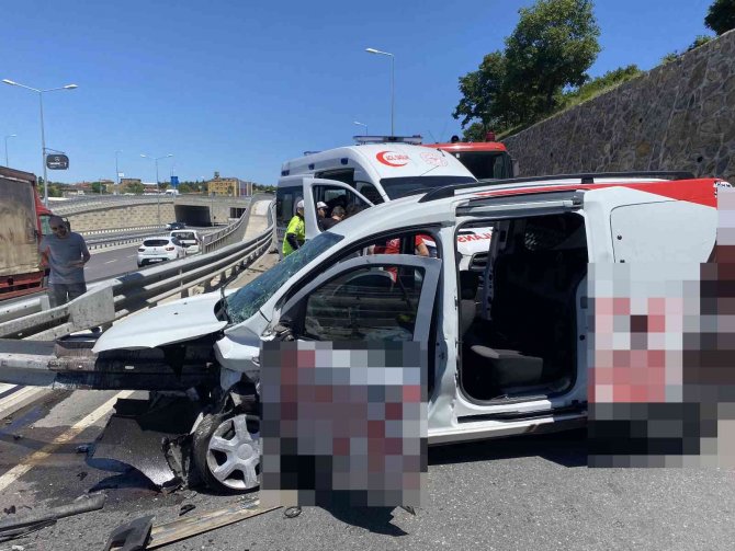 Ticari araç bariyerlere saplandı: 2 yaralı