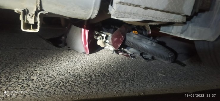 TIR’ın altında kalan motosikletin sürücüsü ağır yaralandı