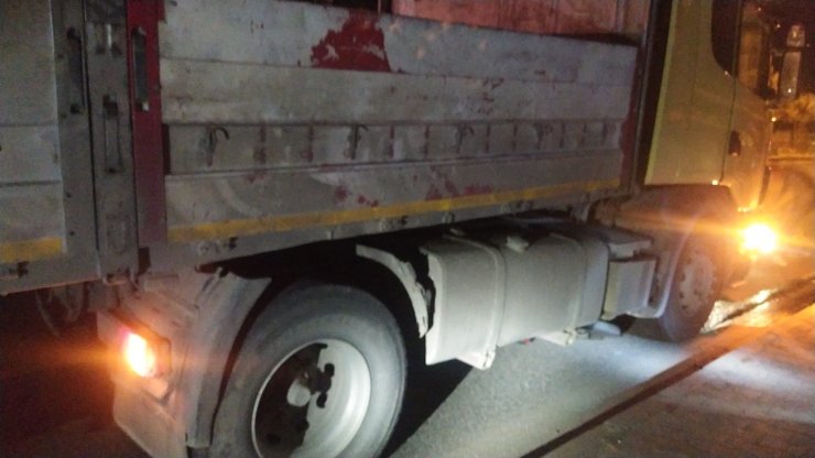 TIR’ın altında kalan motosikletin sürücüsü ağır yaralandı