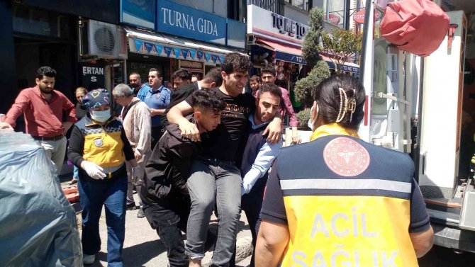 2 ton kuruyemiş yüklü el forklifti işçinin üzerine devrildi