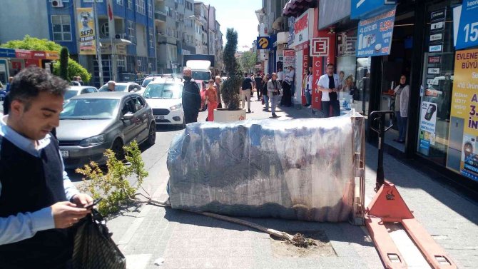 2 ton kuruyemiş yüklü el forklifti işçinin üzerine devrildi