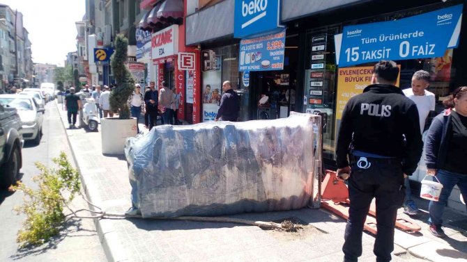 2 ton kuruyemiş yüklü el forklifti işçinin üzerine devrildi