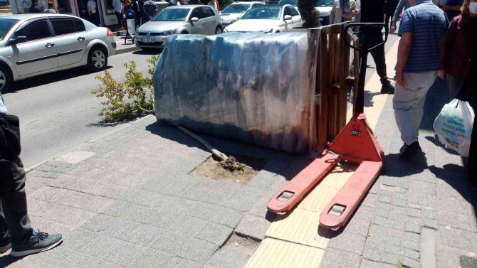 2 ton kuruyemiş yüklü el forklifti işçinin üzerine devrildi