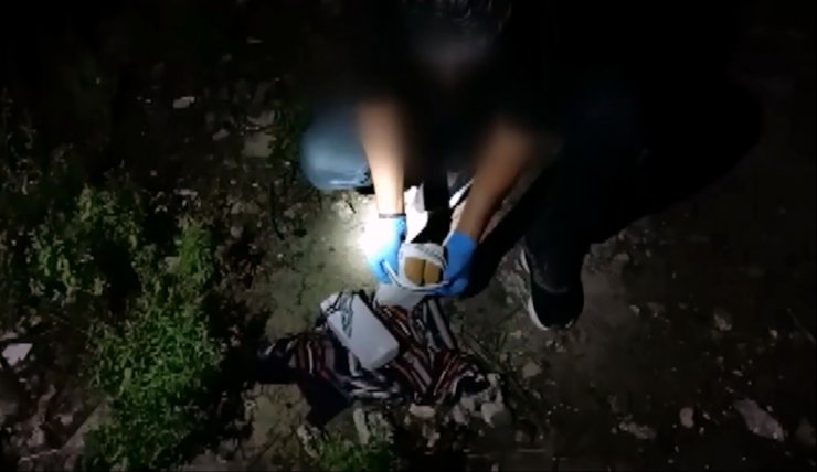 Baba-oğul, polisi görünce çoraplara sakladığı uyuşturucuları bahçeye attı