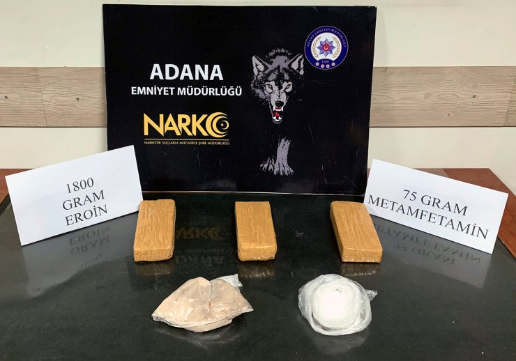 Baba-oğul, polisi görünce çoraplara sakladığı uyuşturucuları bahçeye attı