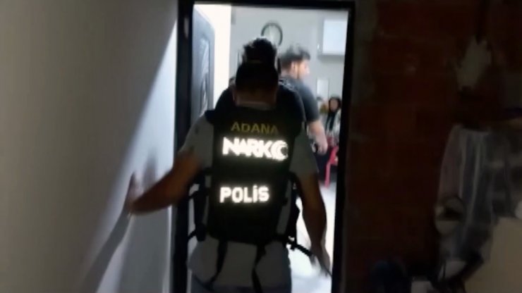 Baba-oğul, polisi görünce çoraplara sakladığı uyuşturucuları bahçeye attı