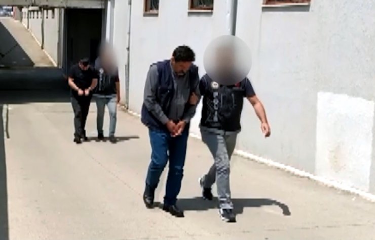 Baba-oğul, polisi görünce çoraplara sakladığı uyuşturucuları bahçeye attı